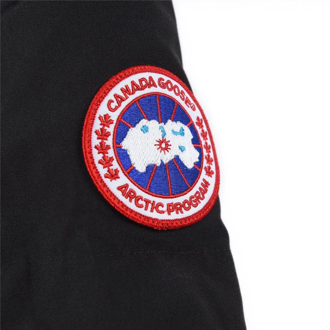 P760 Canada Goose Canada Goose #Mystique 3035LB extended parka down jacket/22 styles #women# ➖ Genuine synchronous anti-counterfeiting chip sensor! ➖ Imported 21-count polyester-cotton blended original fabric [last year’s 16-count/18-count hard fabrics have been completely eliminated, this year all use 21-count genuine synchronous fabrics, the soft mid-strap feels delicate and textured], genuine synchronous Feather-Light 10D waterproof coating fabric, made of 84.5 polyester fiber and 15.5 cotton, 100% the best feel in the entire network! ➖ The genuine official website is synchronized with the international standard 90 velvet! ➖ Using the best nylon lining with double double-layer sealing design, velvet-proof No. 7 needle + grid-filled down ready-made garments, there is 100% no so-called velvet running! ➖ The cuffs are designed with thickened seamless threads, and the collar and pockets are lined with top-quality polar fleece to keep you warm and comfortable! ➖ Yoshida YKK provides original custom-made electroplated sliders. YKK two-way lockable zippers are tight and smooth and will not peel off paint! ➖ 3M composite guarantees that the Velcro is the same as the original, durable, and all accessories and hardware are custom-made! ➖ Imported BEHRINGER embroidery machine to customize the 10,000-needle embroidery logo, 98% of which can be reproduced to restore the original logo. You can check and compare on the official website! ➖ The fur collars are all made of large pieces of Western Canadian blue wolf hide, ensuring that each fur collar is 13-15cm wide!  ⛔No slander, no exaggeration, professionalism because of focus!  SIZE: Purchasing agent grade: S M L [Attached: size chart] SIZE: Genuine grade: XXS XS S M L XL [Attached: size chart]